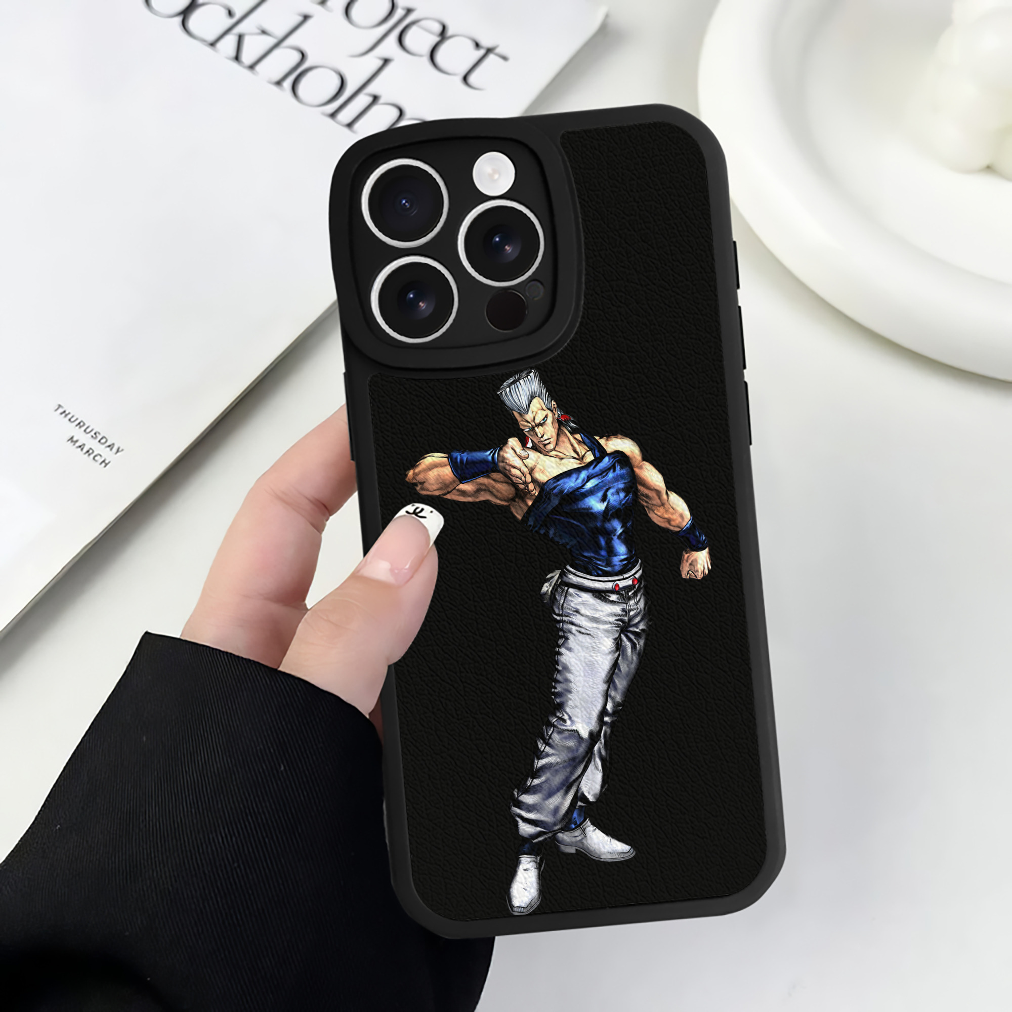 （画像用） ジョジョの奇妙な冒険 ジャン＝ピエール?ポルナレフ JoJo's Bizarre Adventure Jan Pierre Polnareff 【iPhone 16シリーズ対応】シリコンスマホケース（レザー調） 材質：シリコン